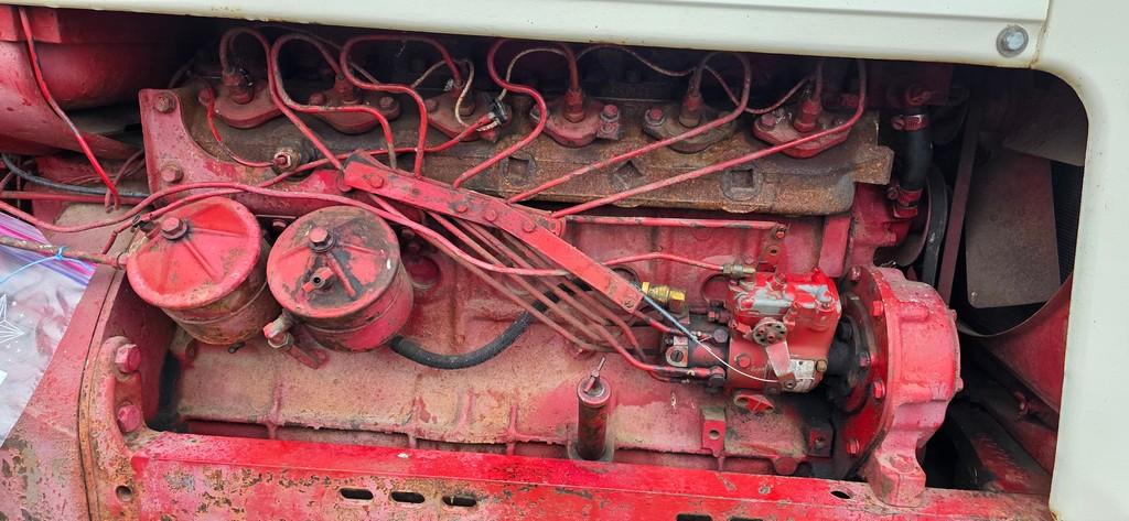 Farmall 560 Tractor (RUNS)