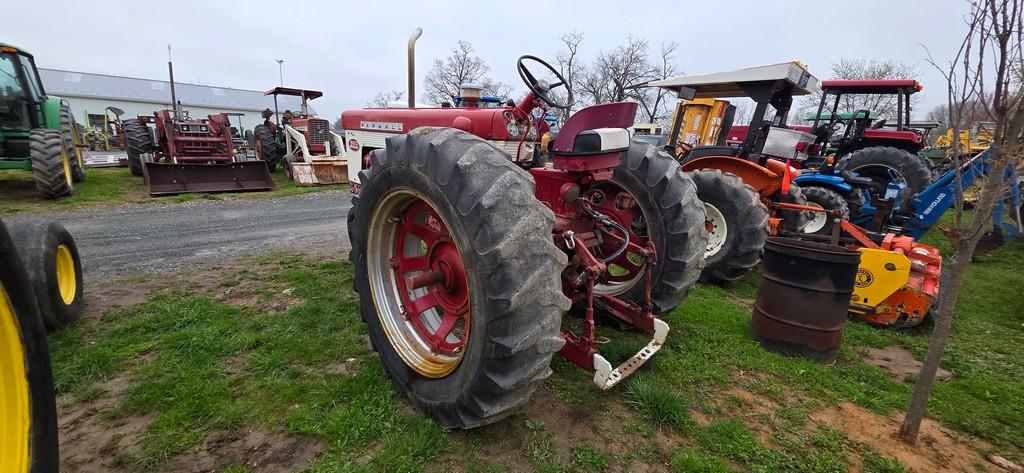 Farmall 560 Tractor (RUNS)