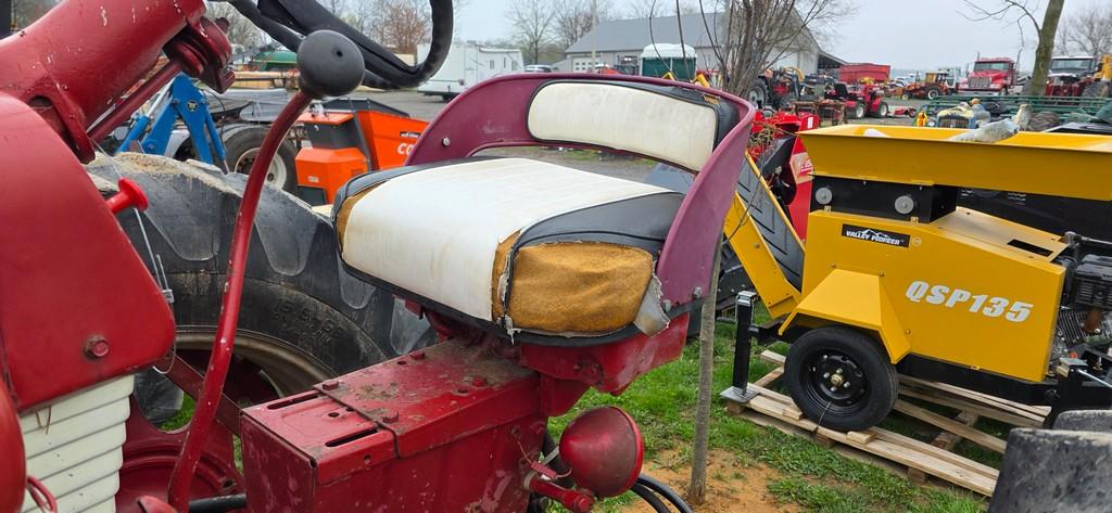 Farmall 560 Tractor (RUNS)