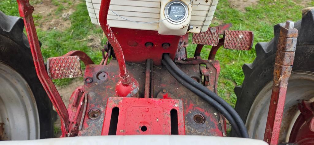 Farmall 560 Tractor (RUNS)