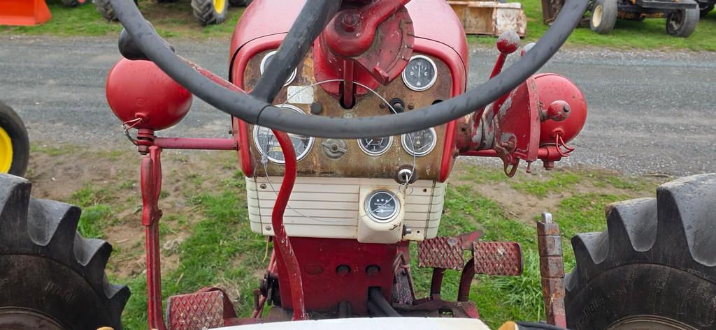 Farmall 560 Tractor (RUNS)