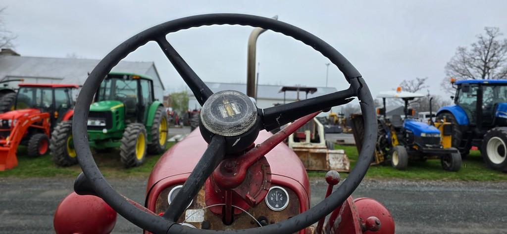 Farmall 560 Tractor (RUNS)