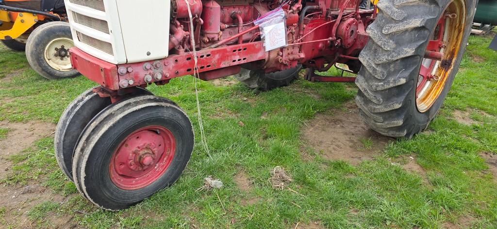 Farmall 560 Tractor (RUNS)