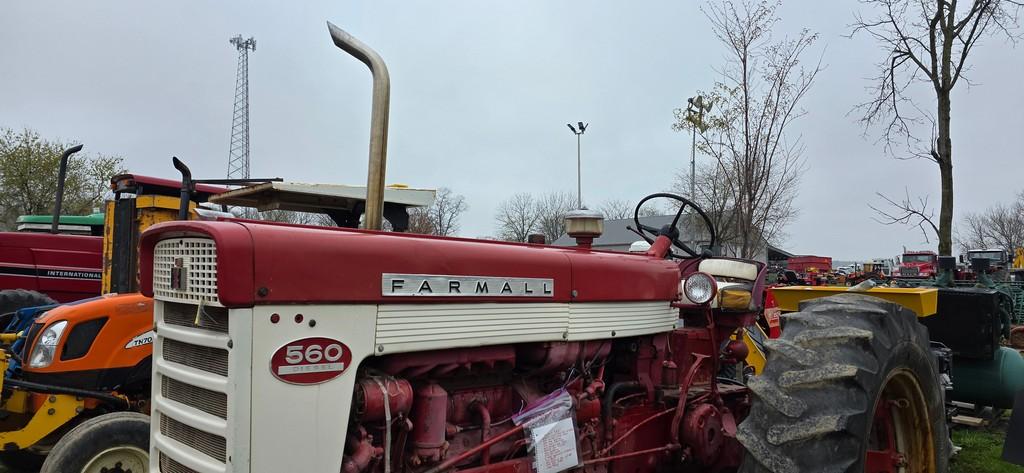 Farmall 560 Tractor (RUNS)