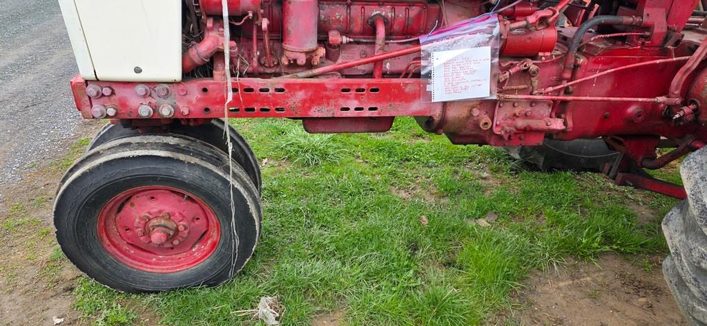 Farmall 560 Tractor (RUNS)