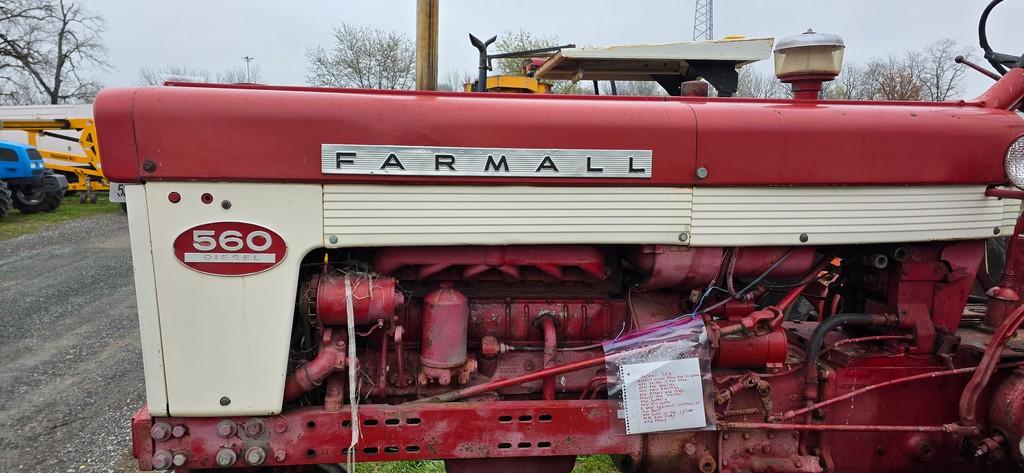 Farmall 560 Tractor (RUNS)