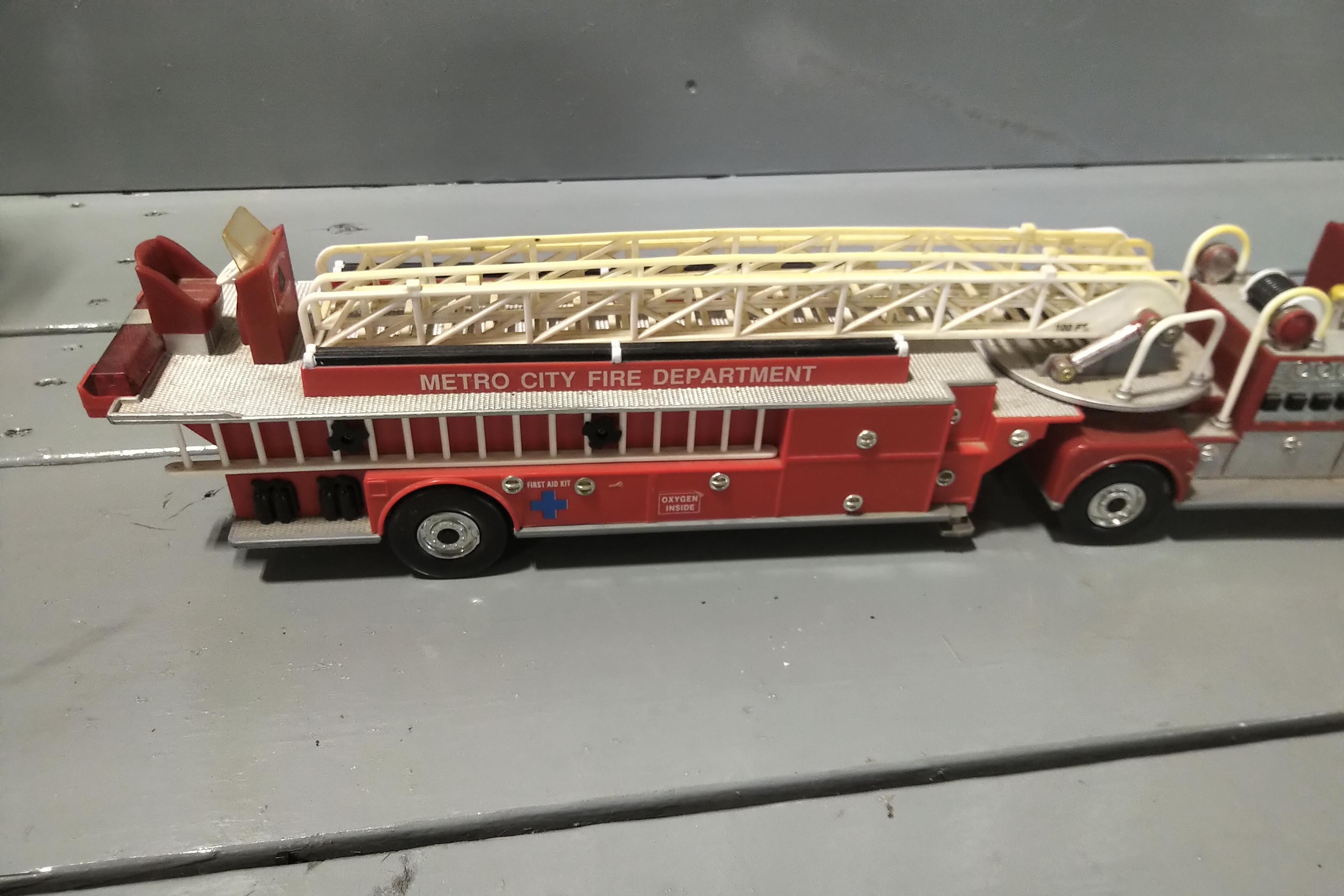 PLASTIC 1/18 SCALE METRO CITY FIRE DEPARTMENT LADDER TRUCK