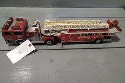 PLASTIC 1/18 SCALE METRO CITY FIRE DEPARTMENT LADDER TRUCK