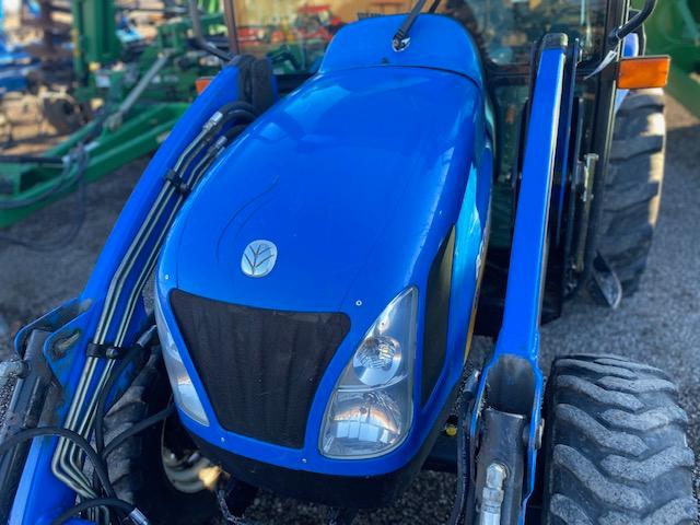 New Holland Boomer 3040 w/ NH 250 T Ldr.