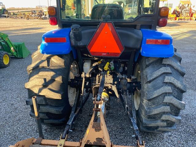 New Holland Boomer 3040 w/ NH 250 T Ldr.