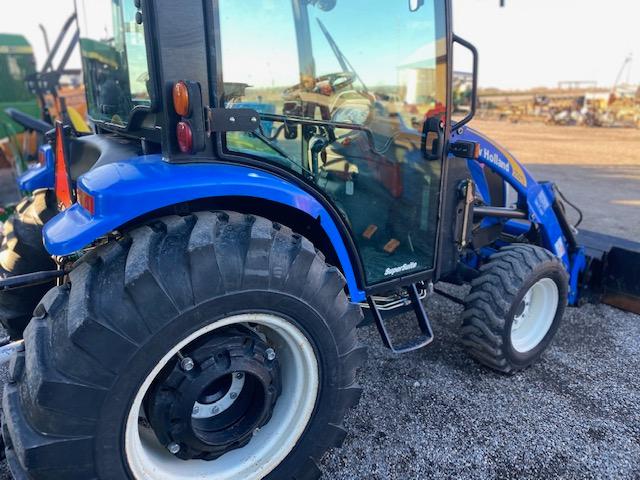 New Holland Boomer 3040 w/ NH 250 T Ldr.
