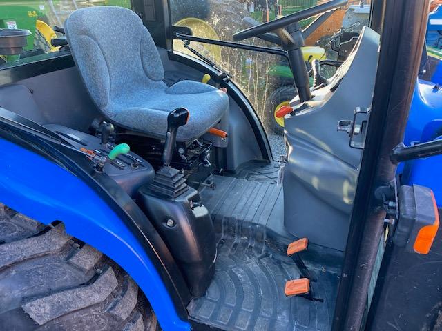 New Holland Boomer 3040 w/ NH 250 T Ldr.