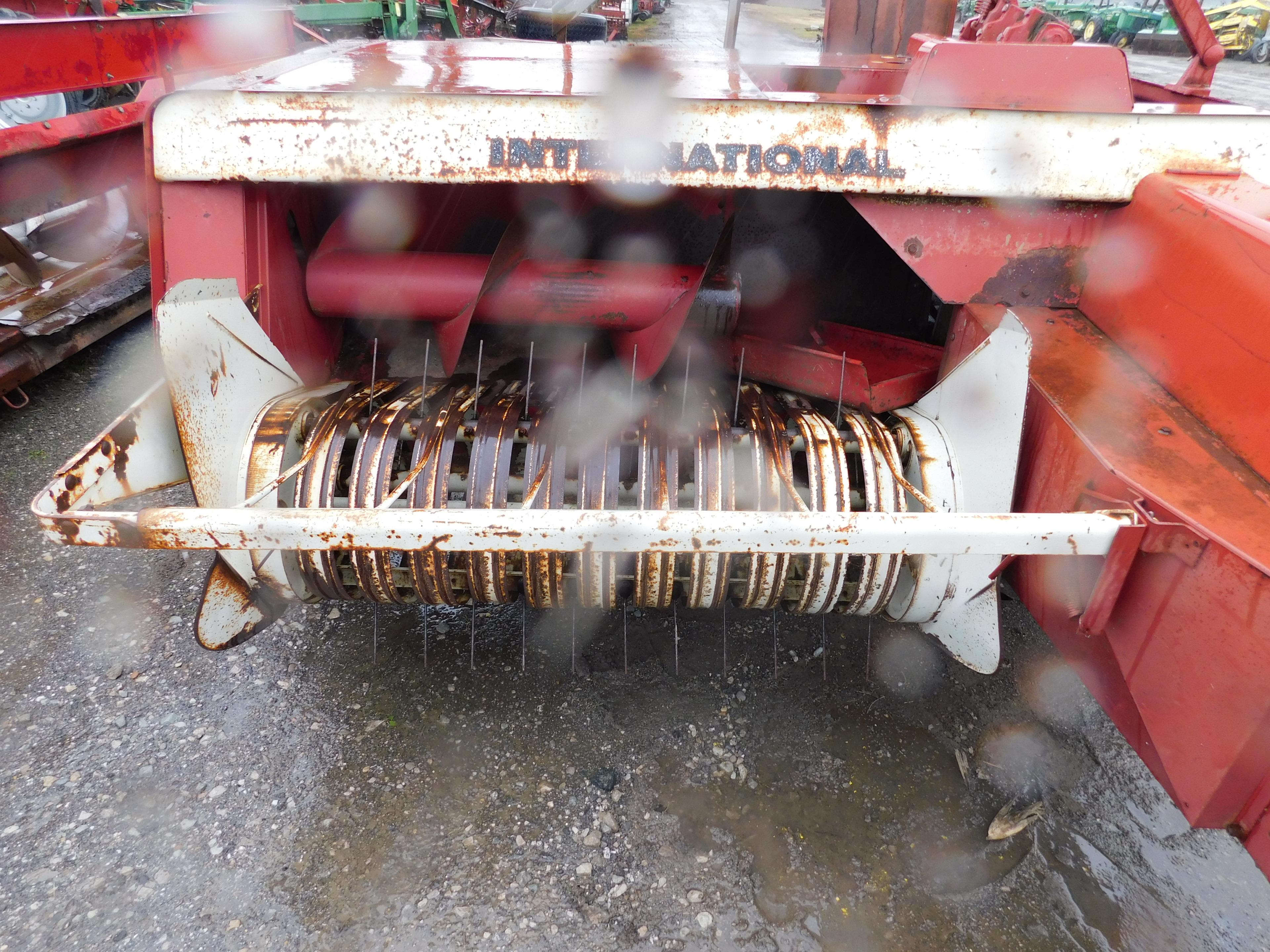IH 430 SQUARE BALER