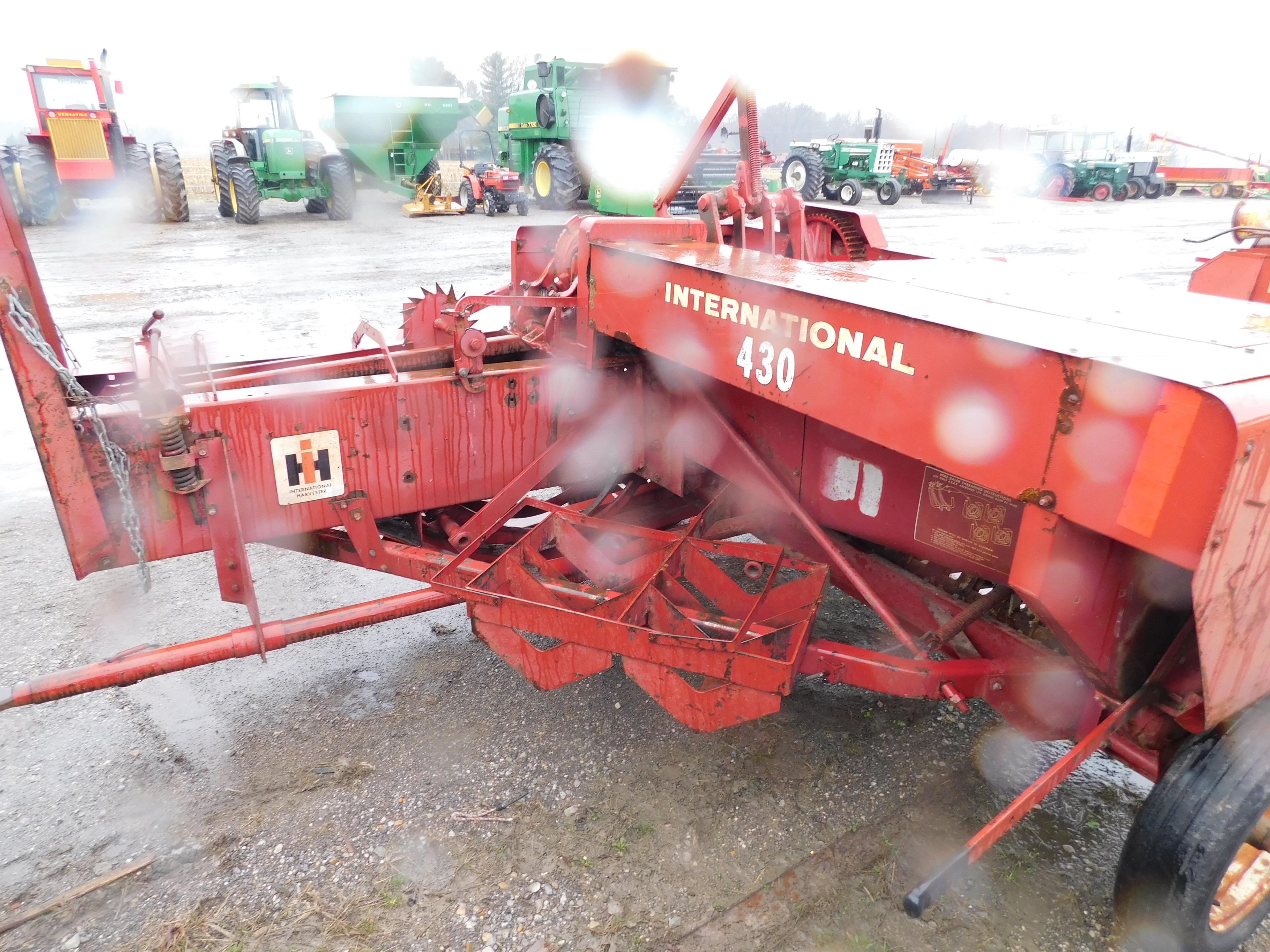 IH 430 SQUARE BALER