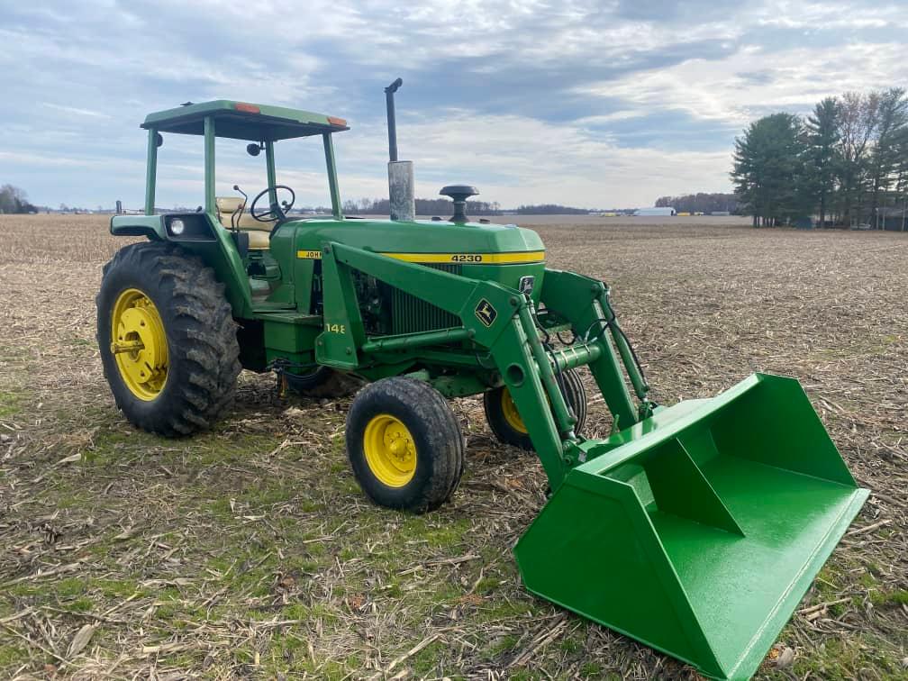 1973 JOHN DEERE 4230 W/ 148 LOADER