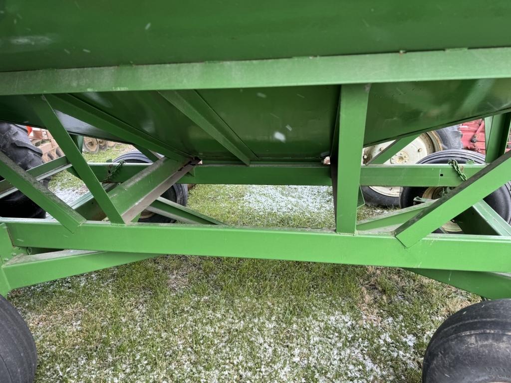 GREEN GRAVITY WAGON WITH 12 TON GEAR