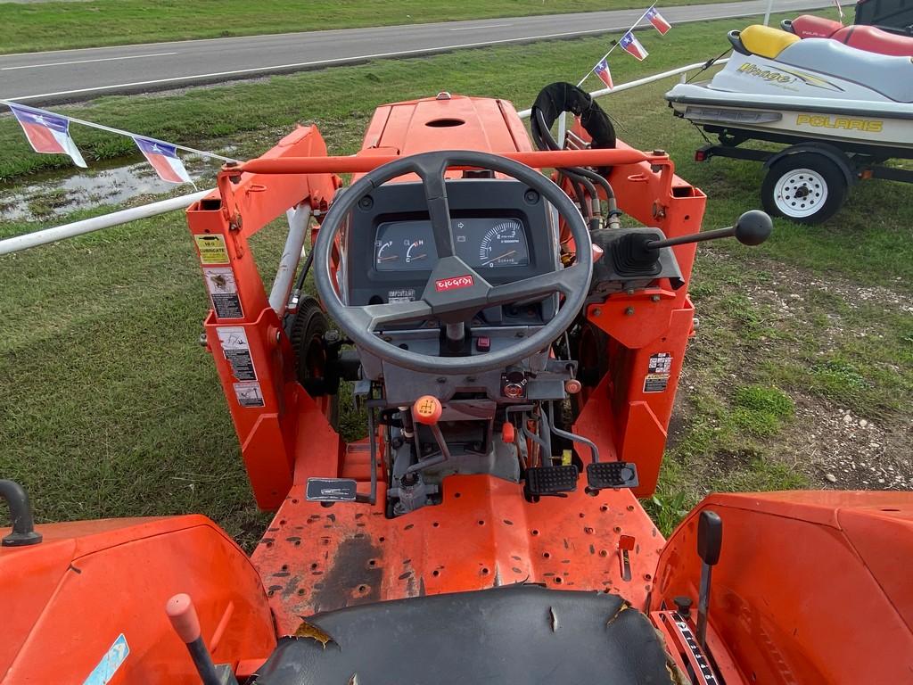 Kubota L4300 2WD diesel, with Power steering 546 hrs. runs & operates with Kubota LB552 Front Attach