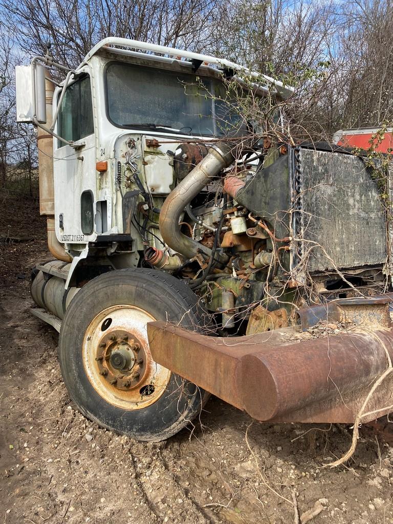 1995 International Semi Cab with detroit motor has title vin#SC027492