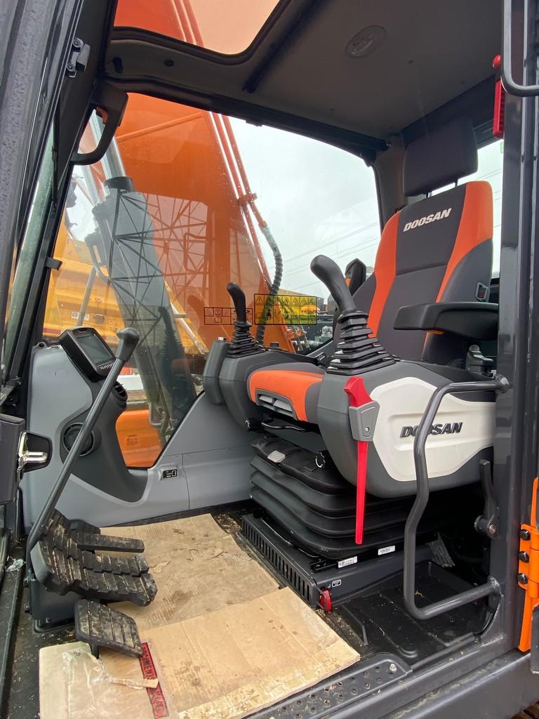 2021 Doosan Model DX140LC-5 31 Hrs, Quick Release Bucket, Aux Hydraulics Perikins Engine Like new