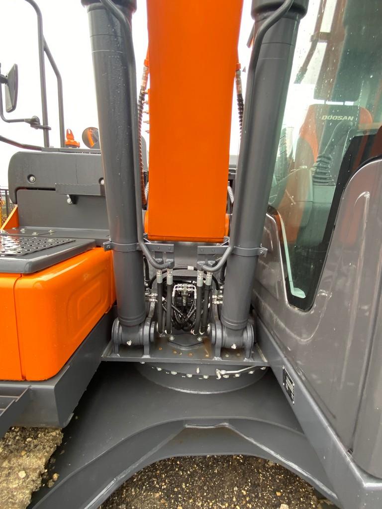 2021 Doosan Model DX140LC-5 31 Hrs, Quick Release Bucket, Aux Hydraulics Perikins Engine Like new