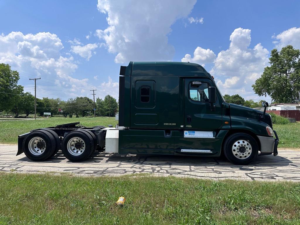 2015 Freightliner Columbia Detroit DD15 10 speed runs and drives clean title 895k miles