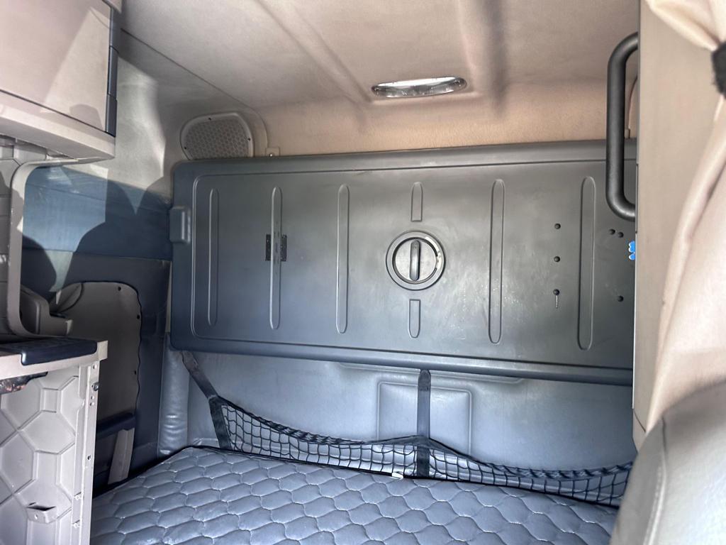 2015 Freightliner Columbia Detroit DD15 10 speed runs and drives clean title 895k miles