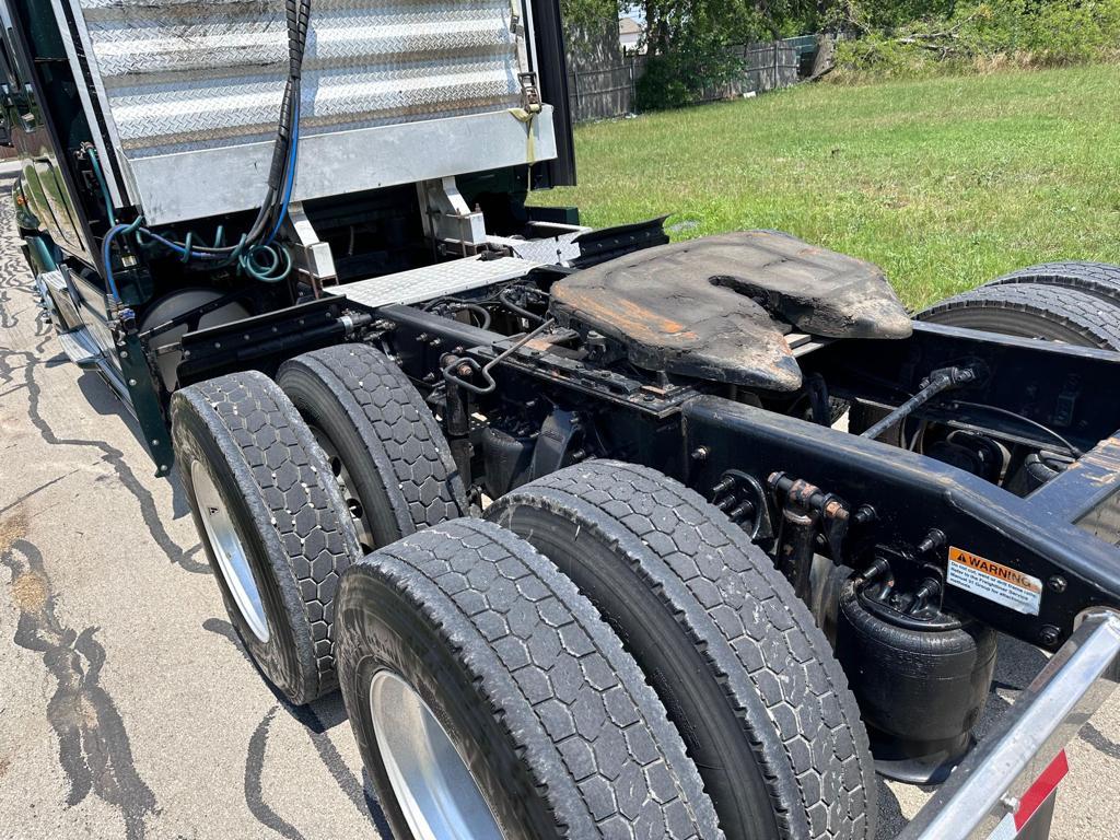 2015 Freightliner Columbia Detroit DD15 10 speed runs and drives clean title 895k miles