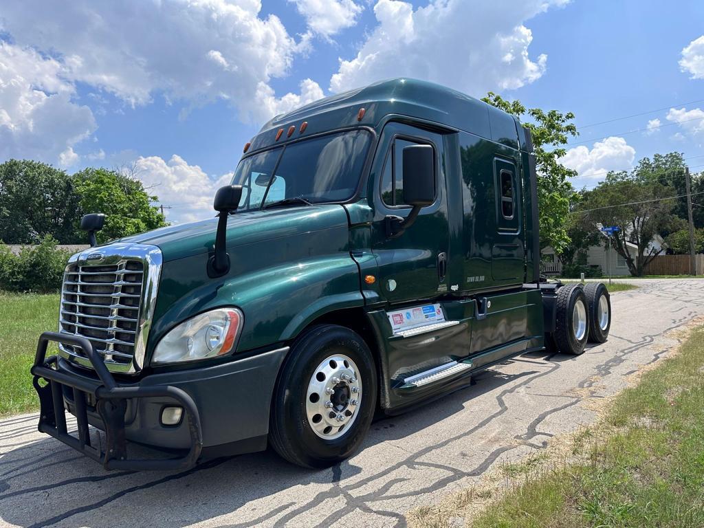 2015 Freightliner Columbia Detroit DD15 10 speed runs and drives clean title 895k miles