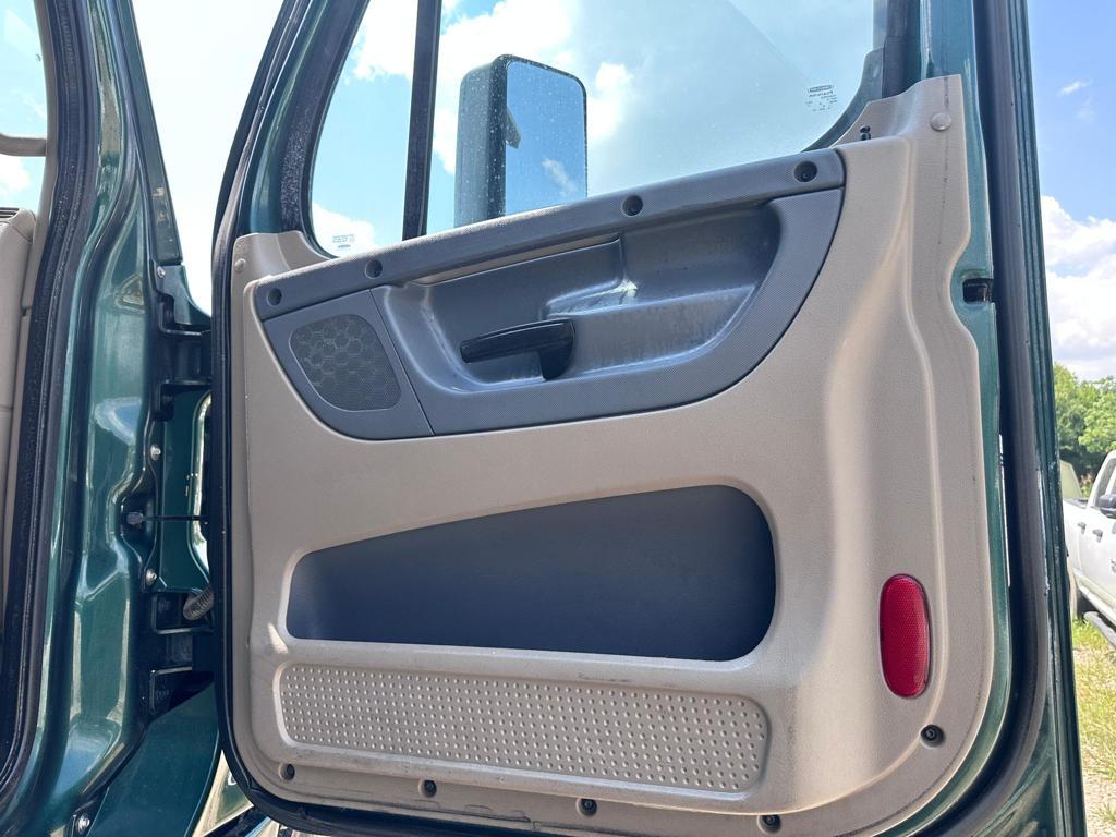 2015 Freightliner Columbia Detroit DD15 10 speed runs and drives clean title 895k miles