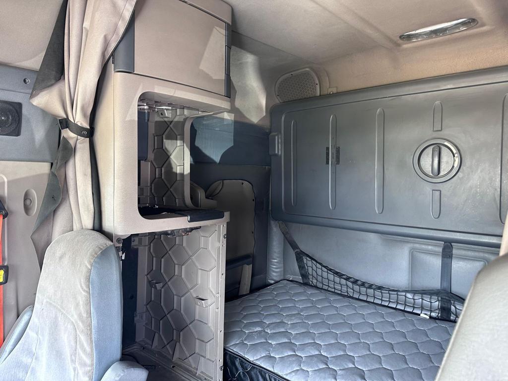 2015 Freightliner Columbia Detroit DD15 10 speed runs and drives clean title 895k miles