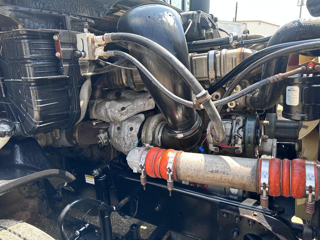 2015 Freightliner Columbia Detroit DD15 10 speed runs and drives clean title 895k miles