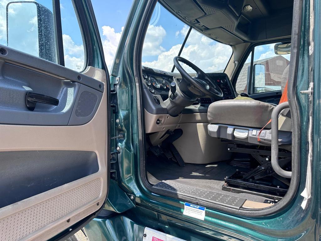 2015 Freightliner Columbia Detroit DD15 10 speed runs and drives clean title 895k miles