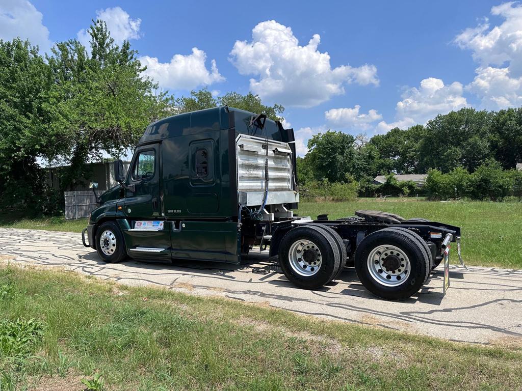 2015 Freightliner Columbia Detroit DD15 10 speed runs and drives clean title 895k miles