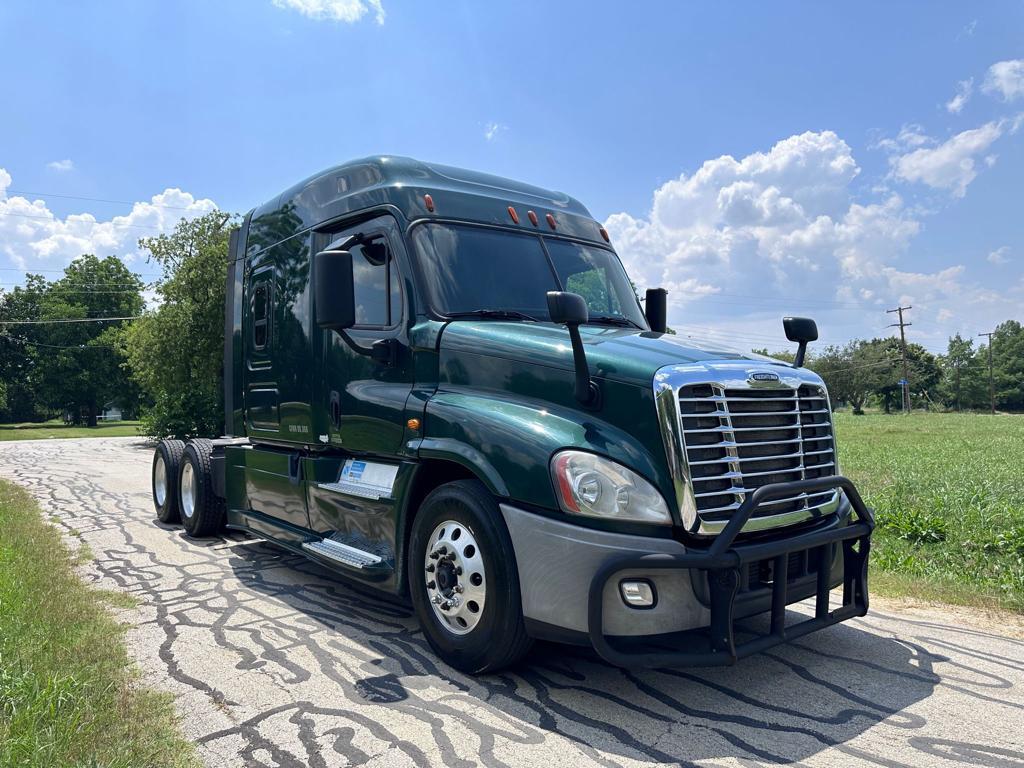 2015 Freightliner Columbia Detroit DD15 10 speed runs and drives clean title 895k miles