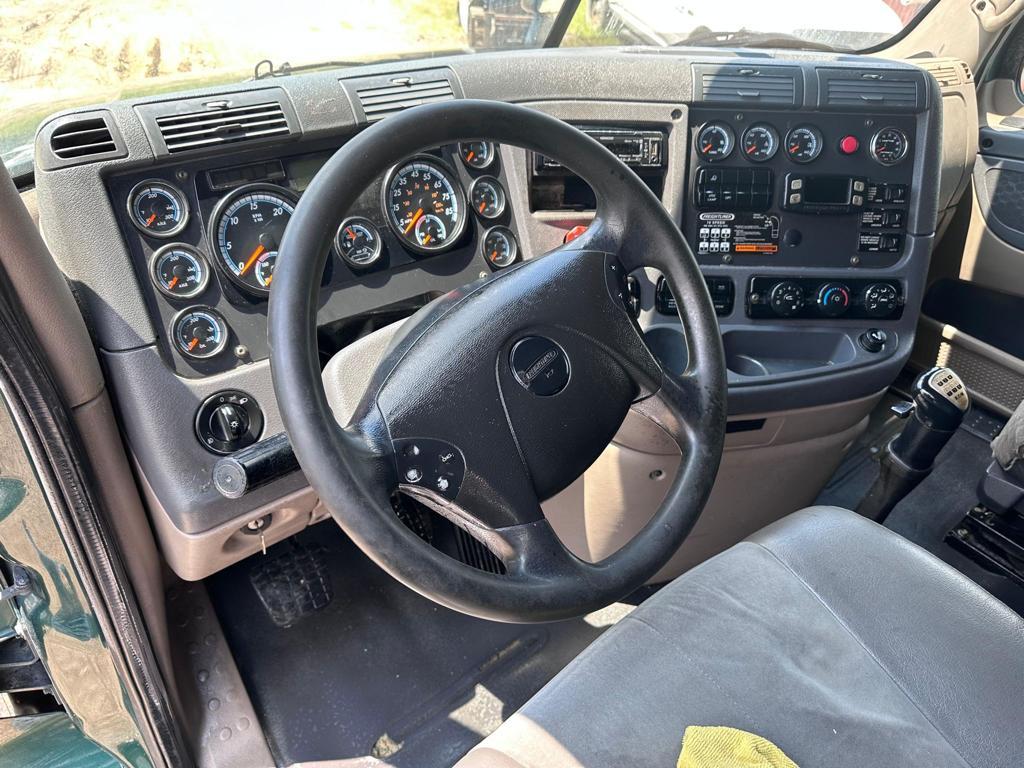 2015 Freightliner Columbia Detroit DD15 10 speed runs and drives clean title 895k miles