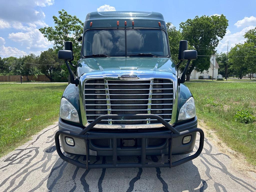 2015 Freightliner Columbia Detroit DD15 10 speed runs and drives clean title 895k miles