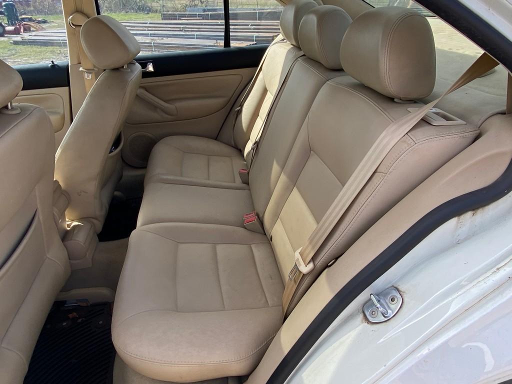2002 VW Jetta 4 door White Leather sunroof,shows 175K runs & drives, trans issue clean title