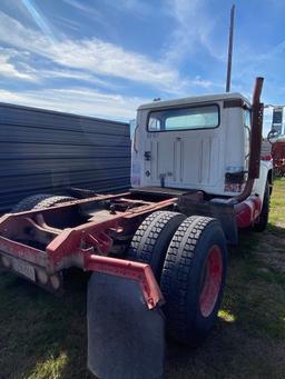 1986 International Day cab 9L V8 5 Speed Trans Runs & drives clean title
