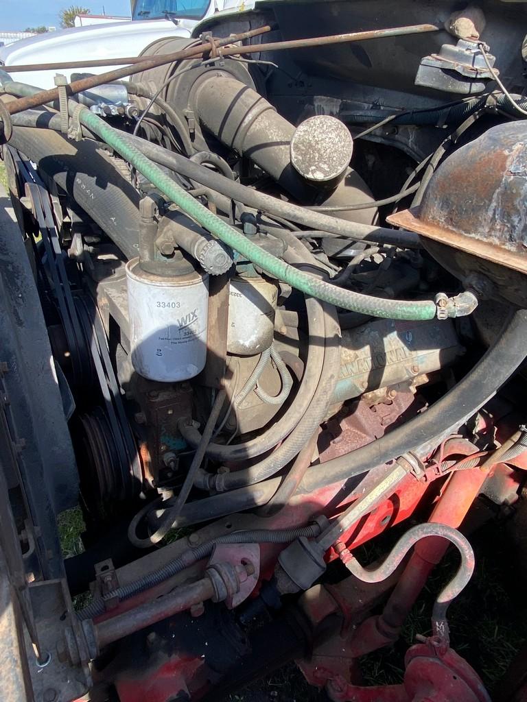 1986 International Day cab 9L V8 5 Speed Trans Runs & drives clean title