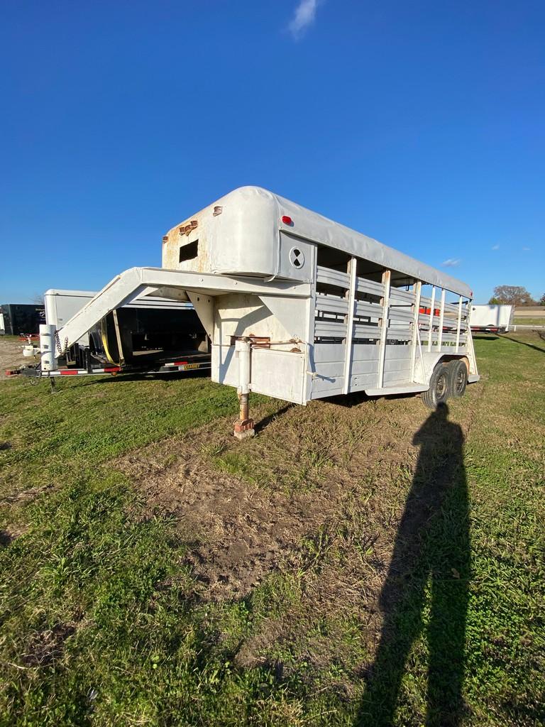 16ft. Gooseneck dual axle Horse trailer no title has registration papers