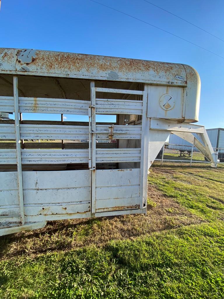 16ft. Gooseneck dual axle Horse trailer no title has registration papers