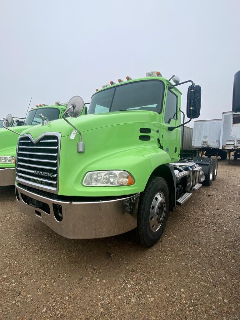 2016  Mack Day Cab 261K 10 Speed Transmission Mack MP8 Motor runs & drives alluminum 22.5 Wheels