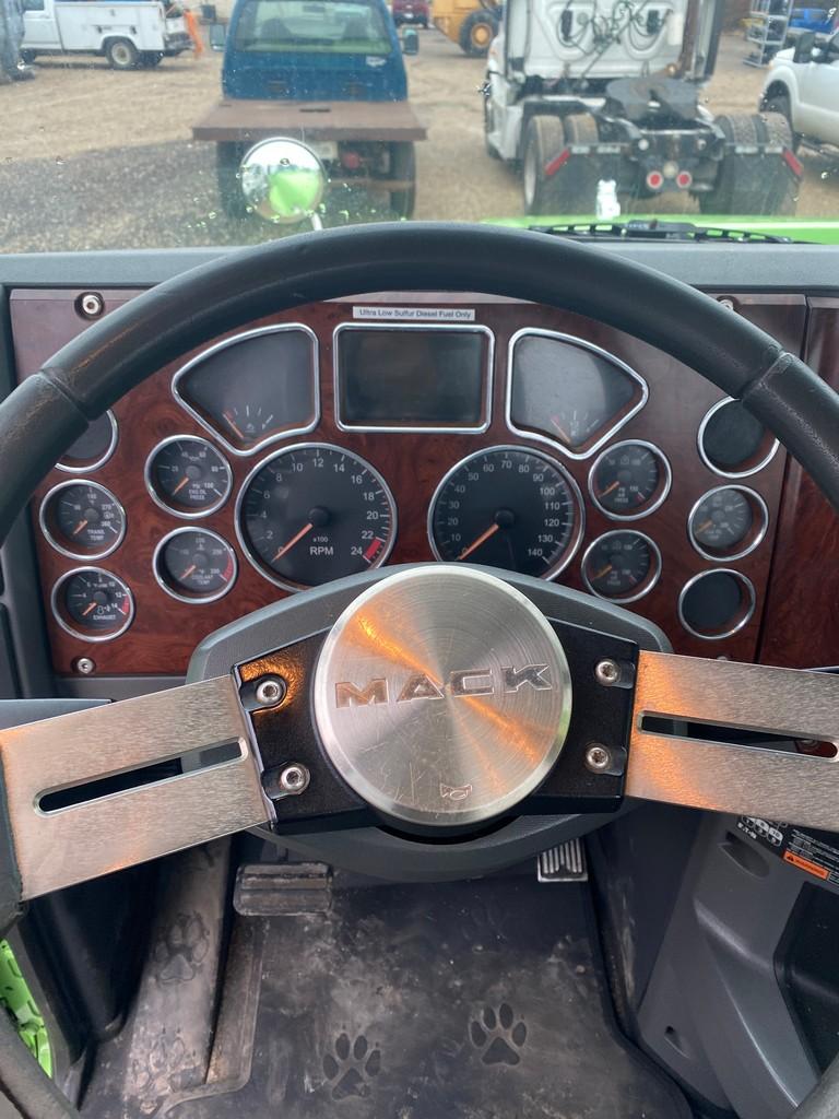 2016  Mack Day Cab 261K 10 Speed Transmission Mack MP8 Motor runs & drives alluminum 22.5 Wheels