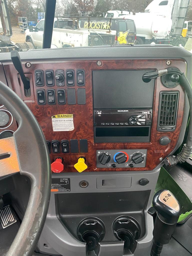 2016  Mack Day Cab 261K 10 Speed Transmission Mack MP8 Motor runs & drives alluminum 22.5 Wheels