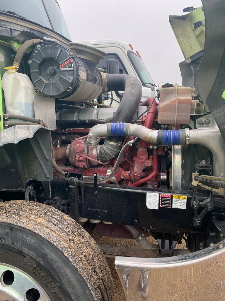 2016  Mack Day Cab 261K 10 Speed Transmission Mack MP8 Motor runs & drives alluminum 22.5 Wheels