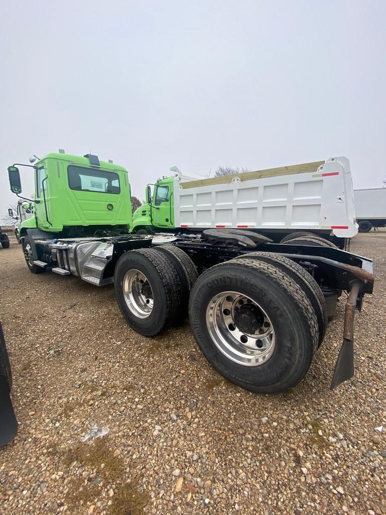 2016  Mack Day Cab 261K 10 Speed Transmission Mack MP8 Motor runs & drives alluminum 22.5 Wheels