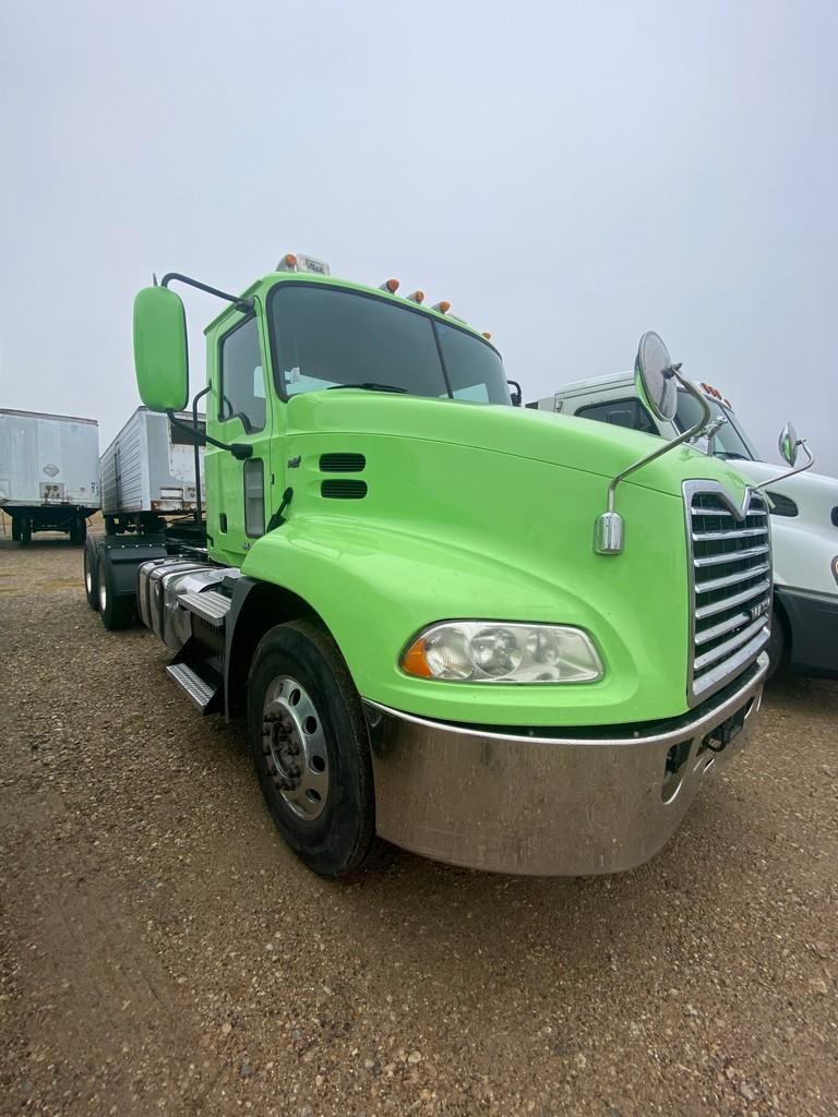 2016  Mack Day Cab 261K 10 Speed Transmission Mack MP8 Motor runs & drives alluminum 22.5 Wheels