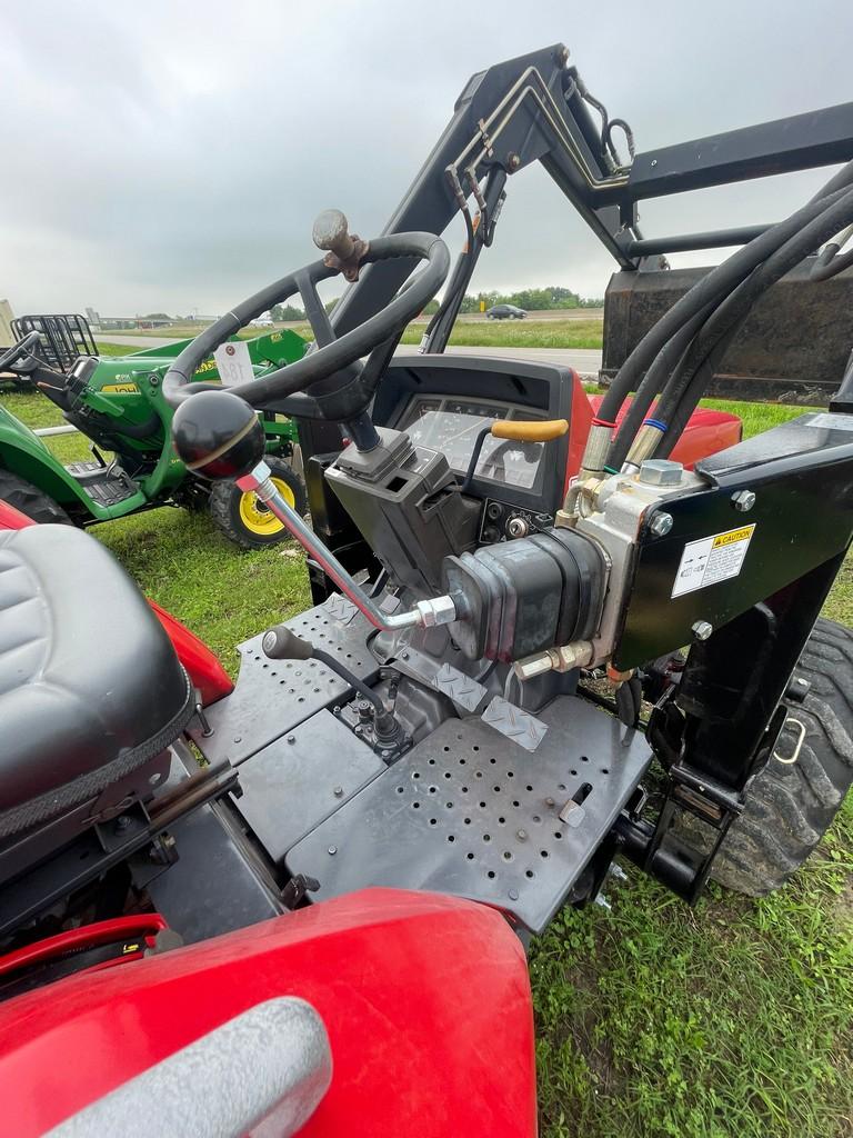 Massey 1433V 920 hours 4x4 Shuttle Shift