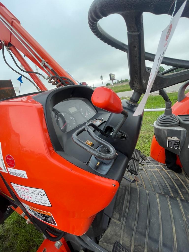 Kubota M7060 4x4 1400 hrs Factory 3rd Function shuttle shift