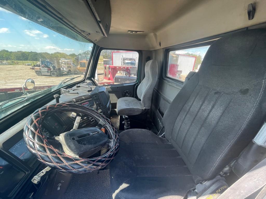 2003 Volvo Day Cab 9 speed trans volvo diesel engine runs & drives lots of new parts has AC vin#4V4M